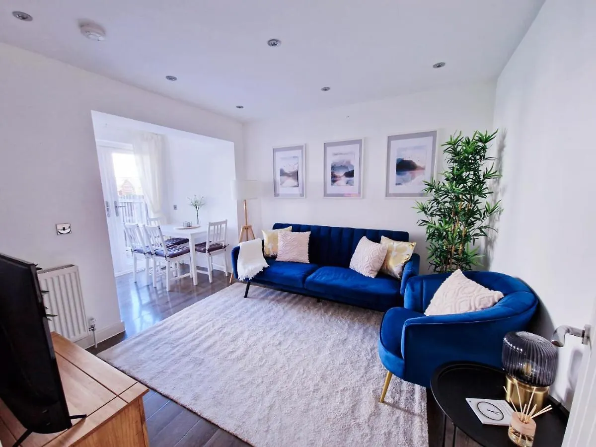 Spacious & Modern 3 Bedroom House - Free Parking - Front & Back Garden - Private Main Door Entrance Edinburgh