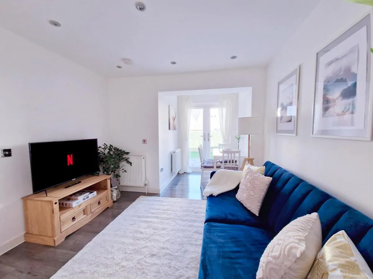 Apartment Spacious & Modern 3 Bedroom House - Free Parking - Front & Back Garden - Private Main Door Entrance Edinburgh