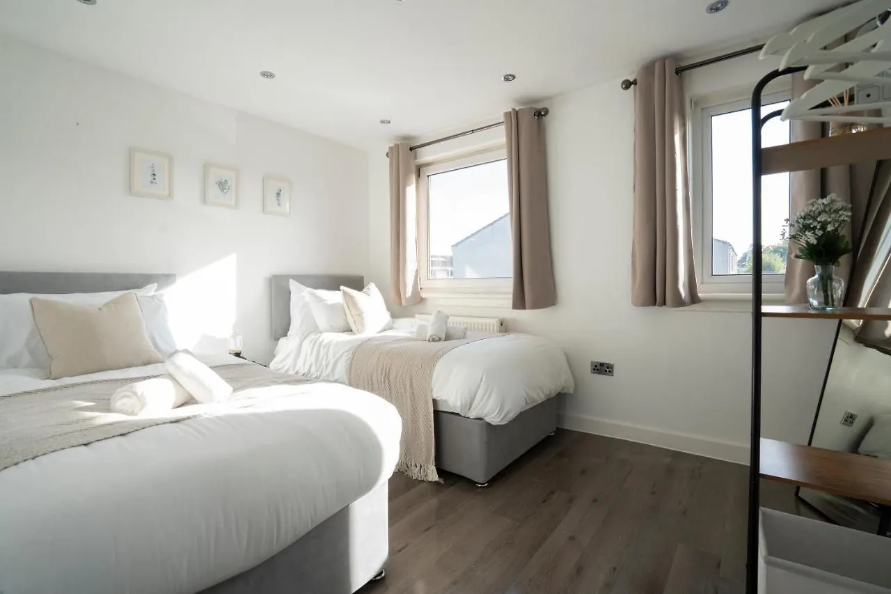 Apartment Spacious & Modern 3 Bedroom House - Free Parking - Front & Back Garden - Private Main Door Entrance Edinburgh United Kingdom
