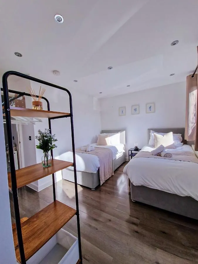 Spacious & Modern 3 Bedroom House - Free Parking - Front & Back Garden - Private Main Door Entrance Edinburgh Apartment