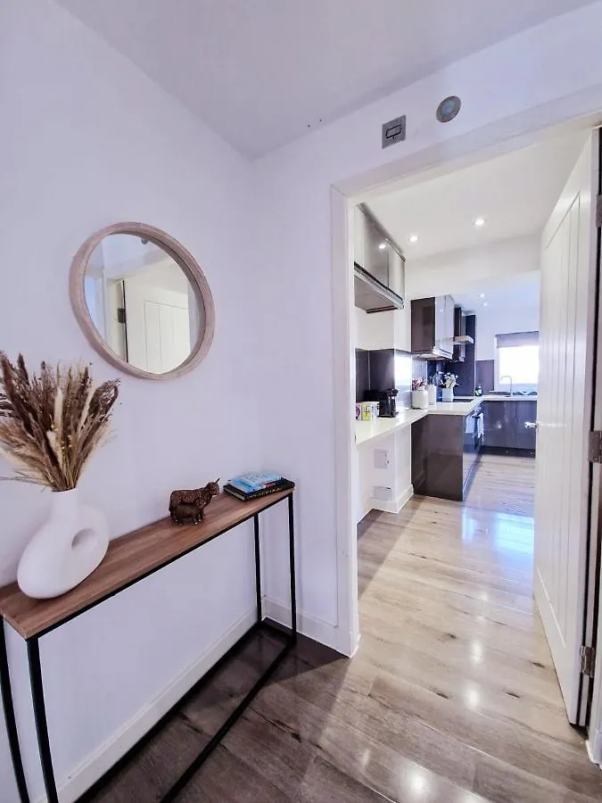 Apartment Spacious & Modern 3 Bedroom House - Free Parking - Front & Back Garden - Private Main Door Entrance Edinburgh