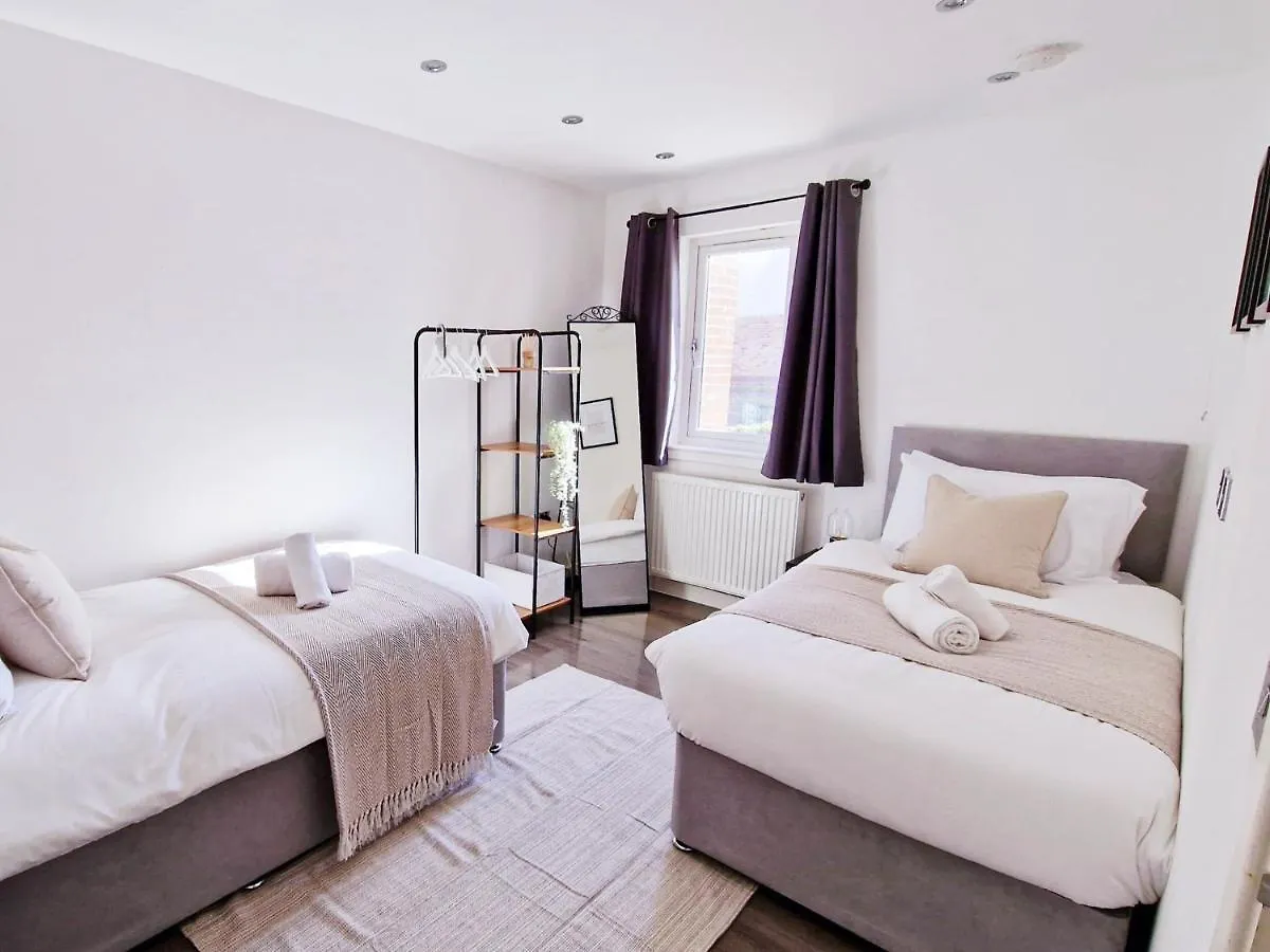 Spacious & Modern 3 Bedroom House - Free Parking - Front & Back Garden - Private Main Door Entrance Edinburgh United Kingdom
