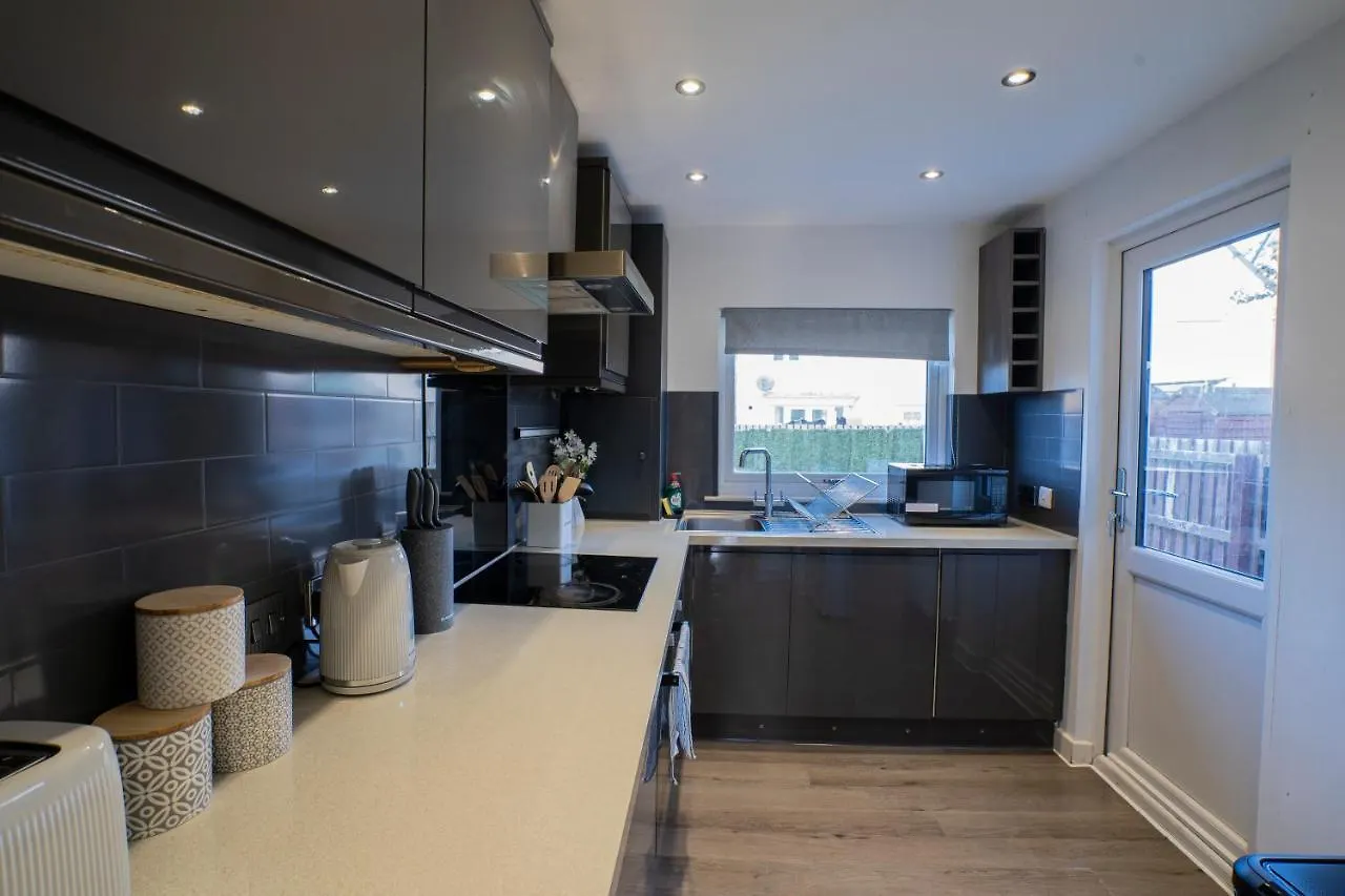 Spacious & Modern 3 Bedroom House - Free Parking - Front & Back Garden - Private Main Door Entrance Edinburgh