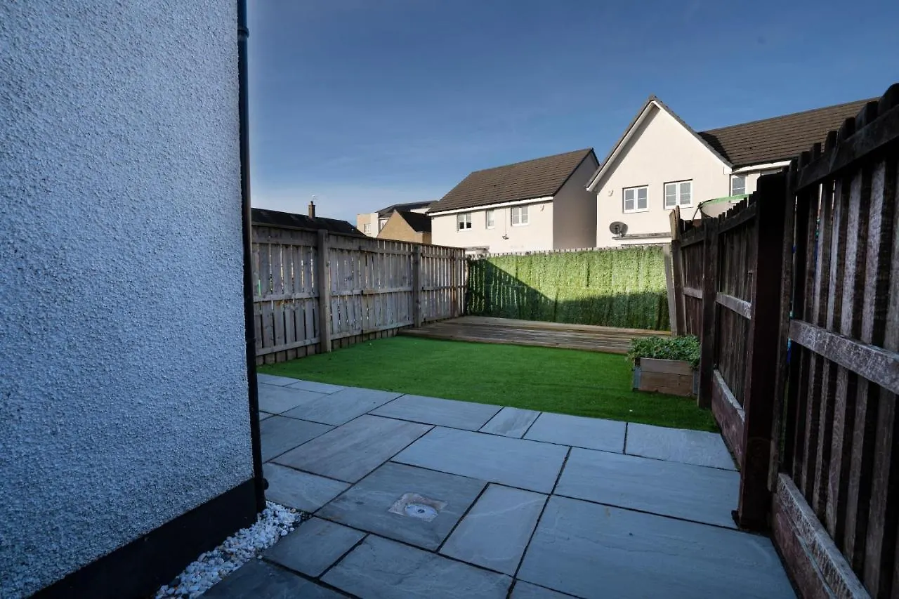 Spacious & Modern 3 Bedroom House - Free Parking - Front & Back Garden - Private Main Door Entrance Edinburgh Apartment