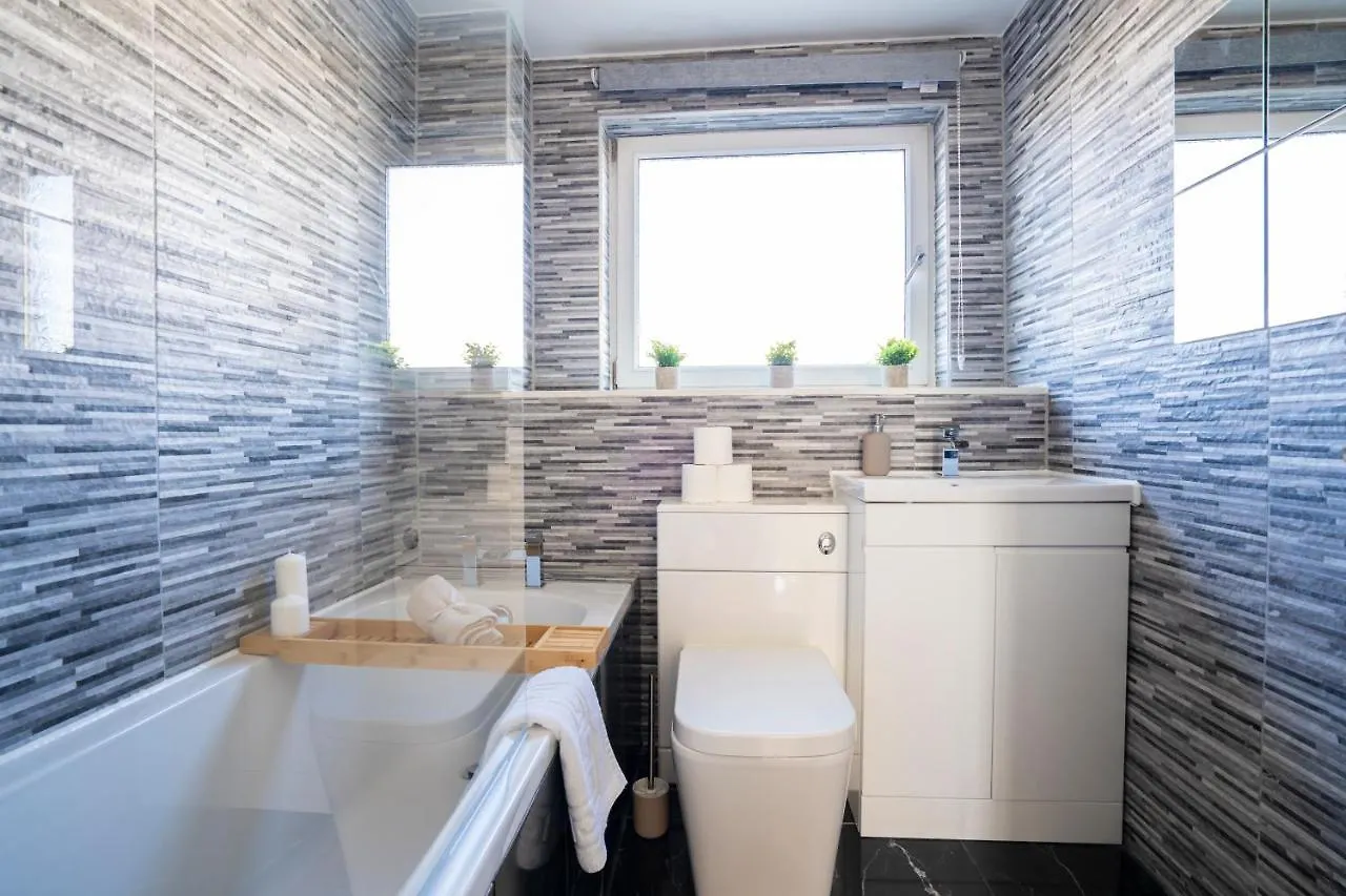 Spacious & Modern 3 Bedroom House - Free Parking - Front & Back Garden - Private Main Door Entrance Edinburgh United Kingdom