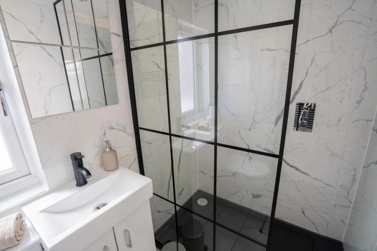 Spacious & Modern 3 Bedroom House - Free Parking - Front & Back Garden - Private Main Door Entrance Edinburgh 0*,  United Kingdom