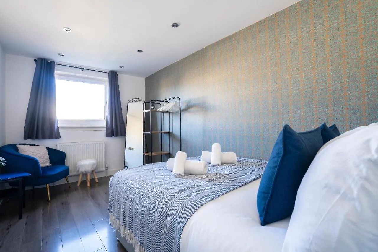 Spacious & Modern 3 Bedroom House - Free Parking - Front & Back Garden - Private Main Door Entrance Edinburgh