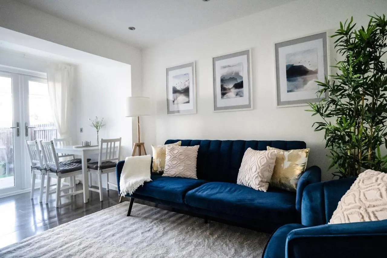 Apartment Spacious & Modern 3 Bedroom House - Free Parking - Front & Back Garden - Private Main Door Entrance Edinburgh