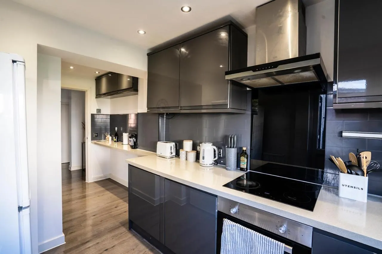 Spacious & Modern 3 Bedroom House - Free Parking - Front & Back Garden - Private Main Door Entrance Edinburgh 0*,