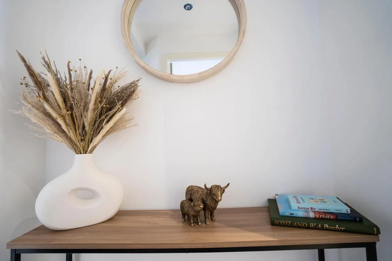 Apartment Spacious & Modern 3 Bedroom House - Free Parking - Front & Back Garden - Private Main Door Entrance Edinburgh