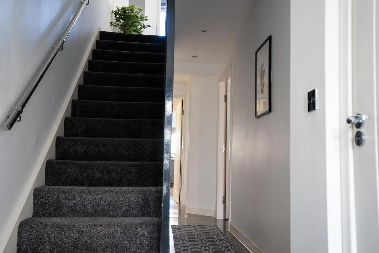 Spacious & Modern 3 Bedroom House - Free Parking - Front & Back Garden - Private Main Door Entrance Edinburgh 0*,  United Kingdom