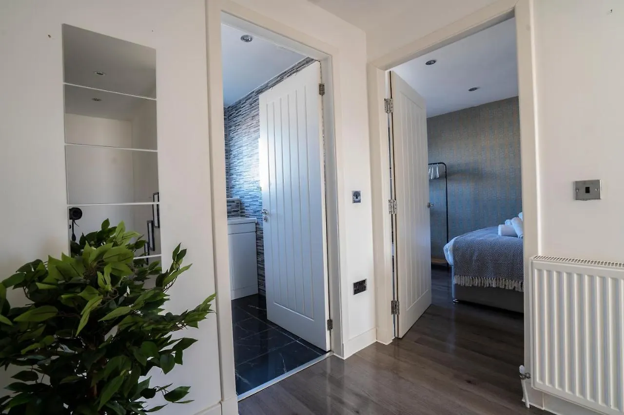 Spacious & Modern 3 Bedroom House - Free Parking - Front & Back Garden - Private Main Door Entrance Edinburgh 0*,